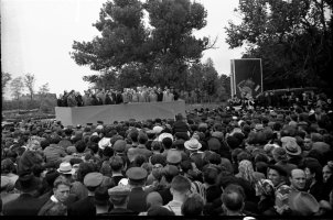 SP Korolev na mitinge posvyashhennom 100 letiyu KE TSiolkovskogo Kaluga skver Mira 1957 g