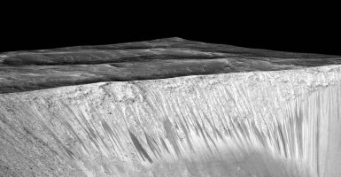 Garni crater Mars HiRISE Sep2015 Garni crater Mars HiRISE Sep2015